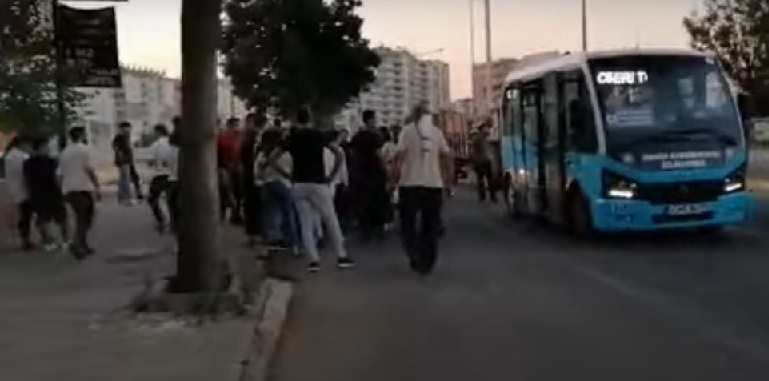 Diyarbakır'da minibüsün altında kalan yolcu yaralandı