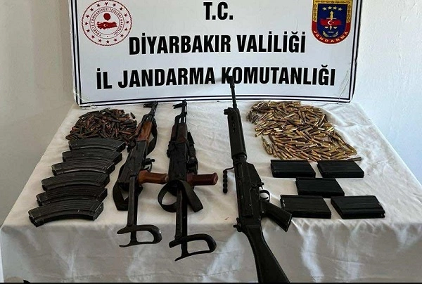 Diyarbakır'ın Çınar ilçesinde düzenlenen operasyonda 3 adet uzun namlulu silah, çok sayıda mermi ve şarjör ele geçirildi.