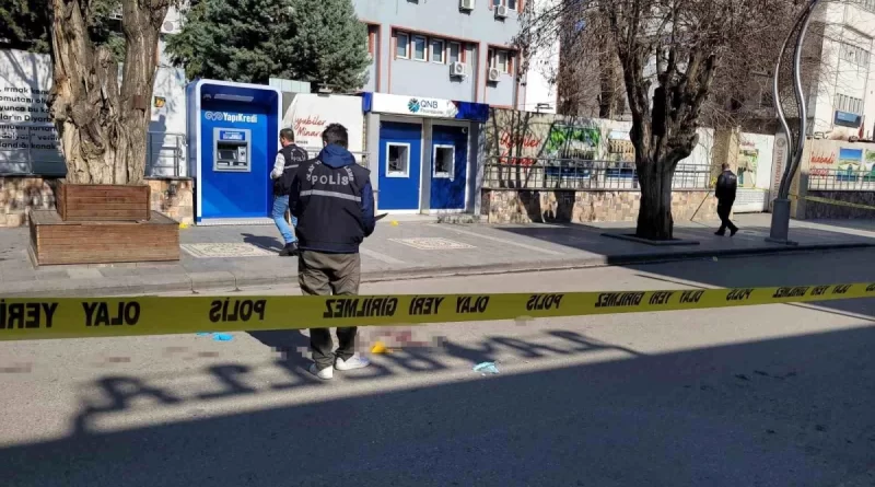 Diyarbakır'ın Silvan ilçesinde çıkan silahlı kavgada 3 kişi yaralandı
