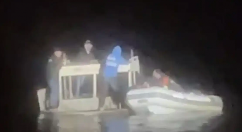 Kırkat Gölüne tekne ile açılan 3 kişi, bir süre sonra teknelerinin bozulması sonucu mahsur kaldı