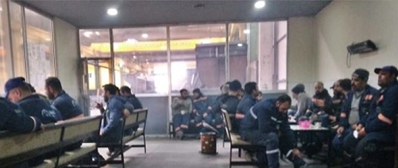 bir fabrikada ağır işlerde çalışan işçiler, işi bırakarak oturma eylemine başladı
