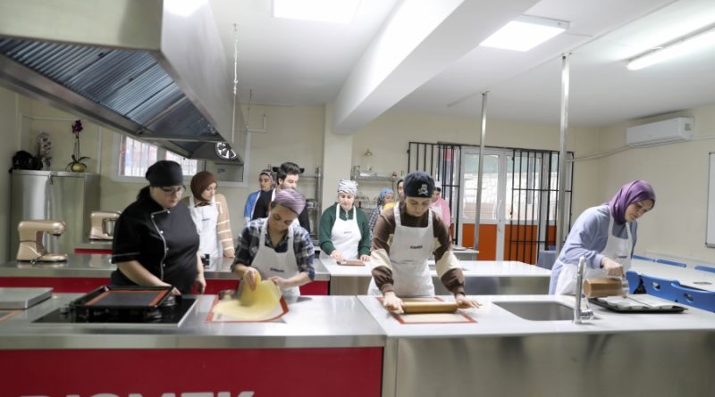 Diyarbakır Büyükşehir BelediyesiDİSMEK) aşçılık atölyesindeki kursiyerler, usta aşçı olmak için eğitim alıyor