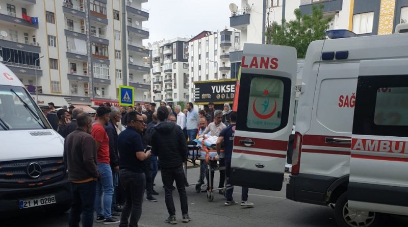 Diyarbakır’da Çeşme Durağı’nda otomobil iki kadına çarptı