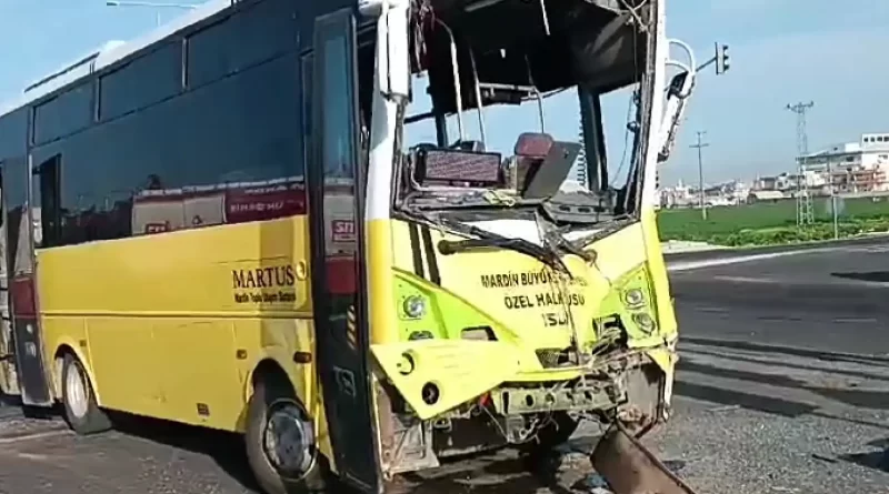 seyir halinde olan halk otobüsü çarpıştı. Kazada 18 kişi hafif yaralandı