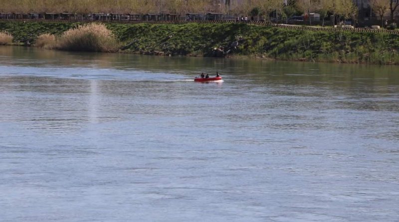 su altı arama ve kurtarma ekibi kayıp genci bulmak için Dicle Nehrinde arama çalışması başlattı